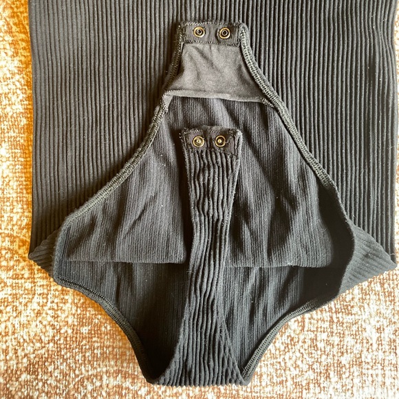 Aritzia The Group By Babaton Seamless Tee Bodysuit Size Small in Black - Picture 4 of 7